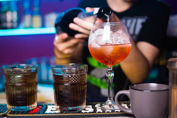 Alkollü buz ile kokteyl ve narenciye restoranda dökülen kırmızıdır