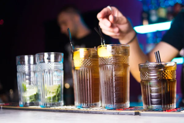 Alkollü kahverengi buzla kokteyl ve narenciye Restoran