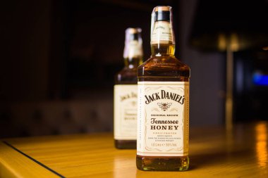 Kiev, Ukrayna - 16 Haziran 2018. Bir şişe Jack Daniels'ın fotoğrafı. Dünyanın en yüksek satış Amerikan viski olduğunu.