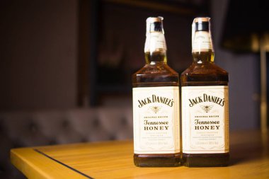 Kiev, Ukrayna - 16 Haziran 2018. Bir şişe Jack Daniels'ın fotoğrafı. Dünyanın en yüksek satış Amerikan viski olduğunu.