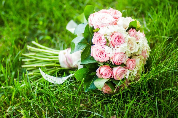 Wedding Bouquet Elegance Bouquet Roses Green Grass — Stock Photo, Image