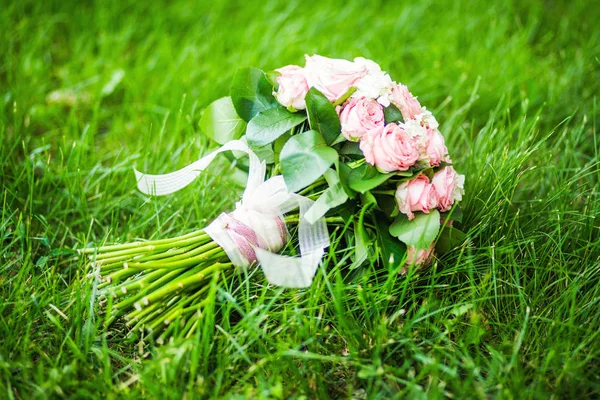 Hochzeitsstrauß Eleganz Strauß Mit Rosen Auf Grünem Gras — Stockfoto