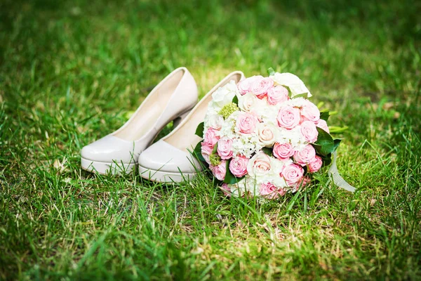 Damenmode Hochzeitsschuhe Mit Elegantem Brautstrauß Pastelltönen Auf Grünem Grashintergrund Details lizenzfreie Stockbilder