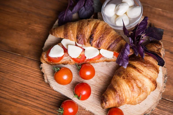 Frisches Gesundes Sandwich Mit Mozarella Und Roten Tomaten — Stockfoto