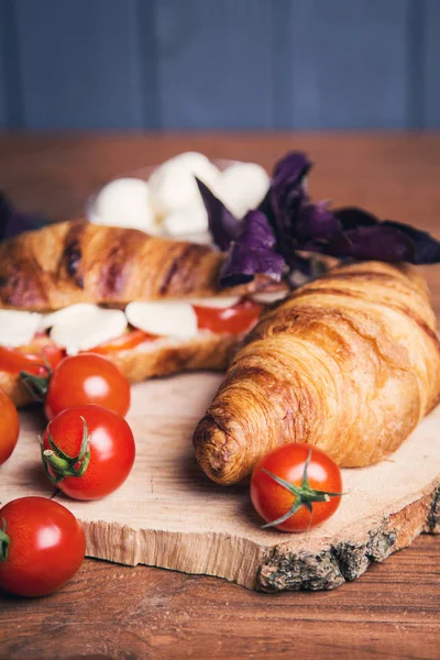 Frisches Gesundes Sandwich Mit Mozarella Und Roten Tomaten — Stockfoto