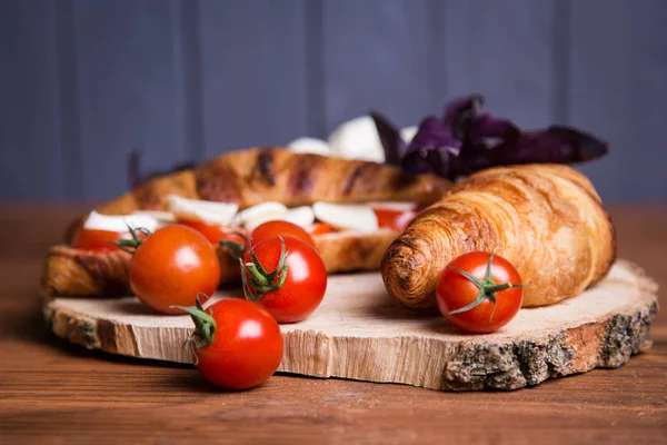 Frisches Gesundes Sandwich Mit Mozarella Und Roten Tomaten — Stockfoto