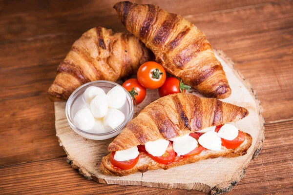 Frisches Gesundes Sandwich Mit Mozarella Und Roten Tomaten — Stockfoto