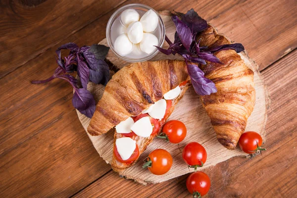 Frisches Gesundes Sandwich Mit Mozarella Und Roten Tomaten — Stockfoto