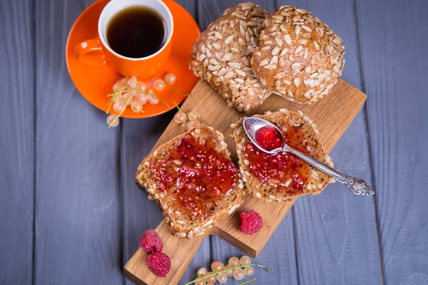 Några Färska Bullar Med Hallonsylt Och Orange Cup — Stockfoto