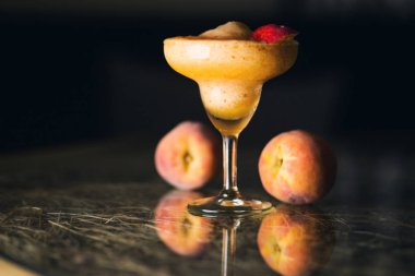 soğuk taze meyve yüzlü restauran ham olgun şeftali kokteyli