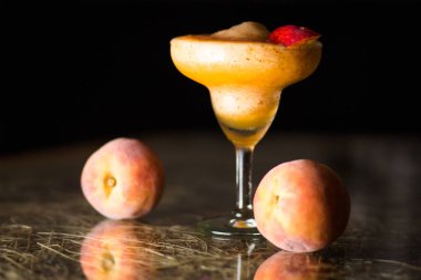 soğuk taze meyve yüzlü restoranda ham olgun şeftali kokteyli