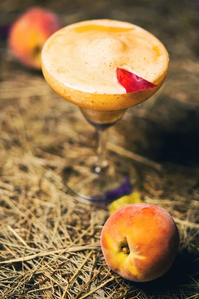 凉鲜果沙鸡尾酒与生熟桃在餐馆里 — 图库照片