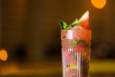 soğuk taze karpuz kokteyl woth yeşil nane restoranda