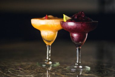 soğuk taze şeftali ve Frenk üzümü güler yüzlü kokteyl restoran ham olgun limonlu