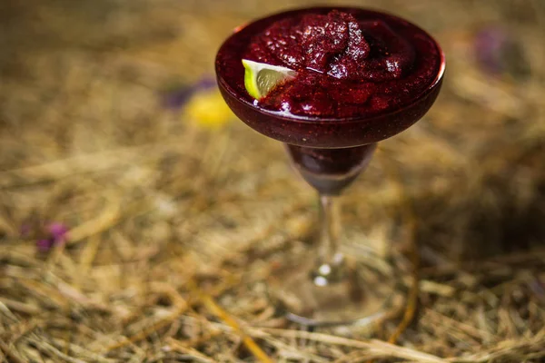 Kall Färska Vinbär Smoothie Cocktail Med Raw Mogen Citron Restaurang — Stockfoto