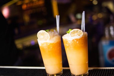 Restoranda alkollü turuncu buz ile kokteyl ve narenciye