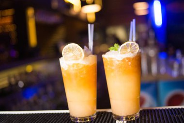 Restoranda alkollü turuncu buz ile kokteyl ve narenciye