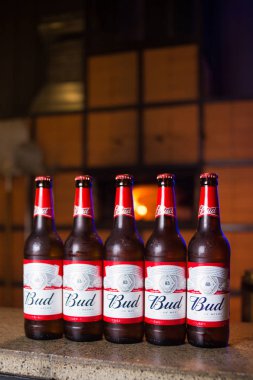 Kiev.Ukraine-03 Ağustos, 2018: Ürün atış Budweiser bira şişeleri Restoran tablo