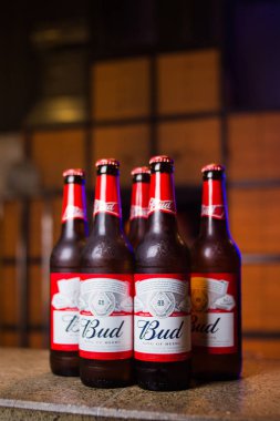 Kiev.Ukraine-03 Ağustos, 2018: Ürün atış Budweiser bira şişeleri Restoran tablo