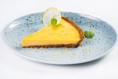 Nane ve kuru narenciye izole üzerinde beyaz ile taze sarı limon tart