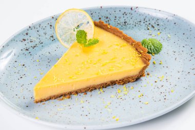 Nane ve kuru narenciye izole üzerinde beyaz ile taze sarı limon tart