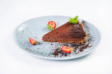 Çikolata taze kek çilek ve üzerinde beyaz izole nane