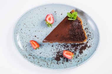 Çikolata taze kek çilek ve üzerinde beyaz izole nane