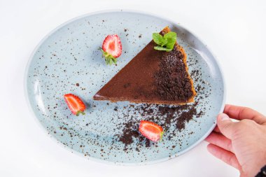 Çikolata taze kek çilek ve üzerinde beyaz izole nane