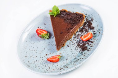 Çikolata taze kek çilek ve üzerinde beyaz izole nane