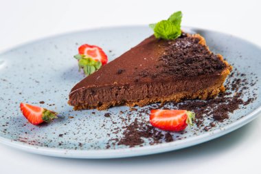 Çikolata taze kek çilek ve üzerinde beyaz izole nane