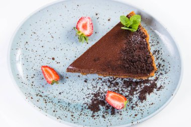 Çikolata taze kek çilek ve üzerinde beyaz izole nane