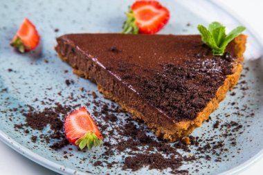 Çikolata taze kek çilek ve üzerinde beyaz izole nane