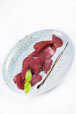 Beyaz arka plan üzerinde izole Yeşil fesleğen ile Dana basturma taze barışlar