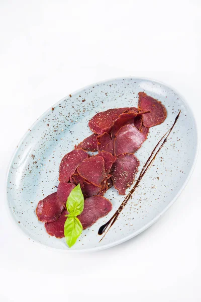 Beyaz arka plan üzerinde izole Yeşil fesleğen ile Dana basturma taze barışlar