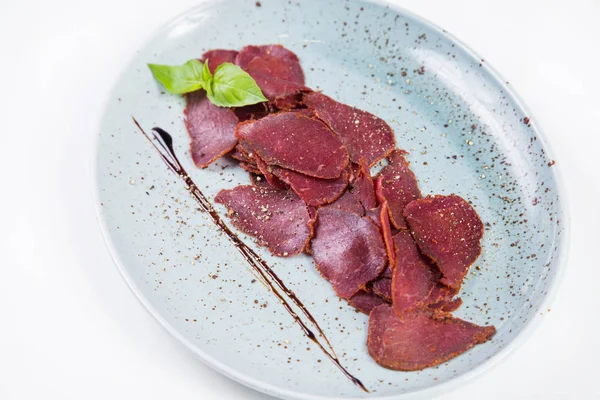 Beyaz arka plan üzerinde izole Yeşil fesleğen ile Dana basturma taze barışlar