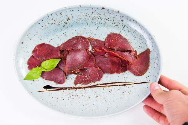 Beyaz arka plan üzerinde izole Yeşil fesleğen ile Dana basturma taze barışlar