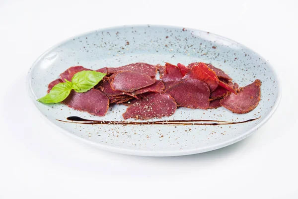 Beyaz arka plan üzerinde izole Yeşil fesleğen ile Dana basturma taze barışlar