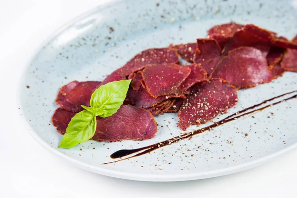 Beyaz arka plan üzerinde izole Yeşil fesleğen ile Dana basturma taze barışlar