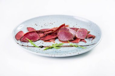 Beyaz arka plan üzerinde izole yeşil roka ile devekuşu basturma taze barışlar