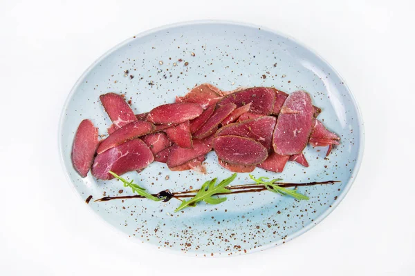 Beyaz arka plan üzerinde izole yeşil roka ile devekuşu basturma taze barışlar