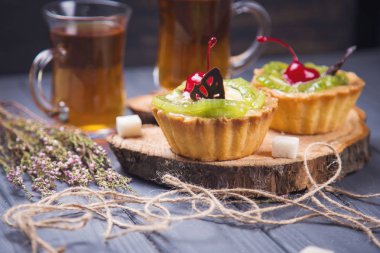 meyve pasta kreması, kivi ve vişne ile iki fincan çay wit