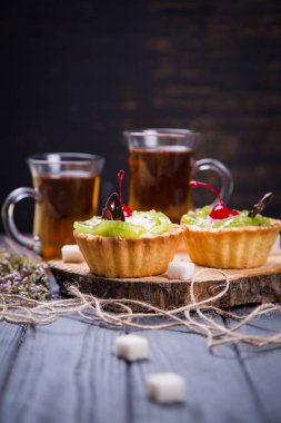 meyve pasta kreması, kivi ve vişne ile iki fincan çay wit