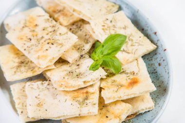 Elmalı kokulu otlar ve üzerinde beyaz izole Yeşil fesleğen ile