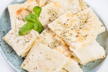 Elmalı kokulu otlar ve üzerinde beyaz izole Yeşil fesleğen ile