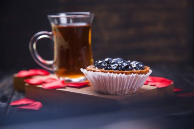 meyve kek krem, yaban mersini ve kalpleri ile iki fincan çay wit