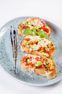 peynir ve fesleğen, üzerinde beyaz izole meyve sağlıklı bruschetta