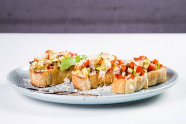 peynir ve fesleğen, üzerinde beyaz izole meyve sağlıklı bruschetta