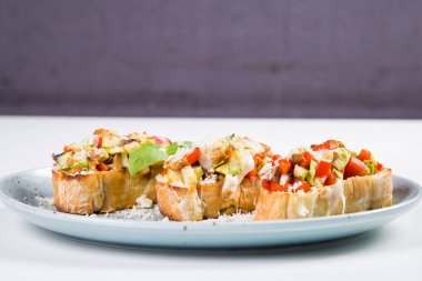 peynir ve fesleğen, üzerinde beyaz izole meyve sağlıklı bruschetta