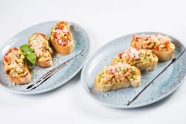 Bruschetta Från Norsk Lax Och Grönsaker Bruschetta Isolerad Vit — Stockfoto