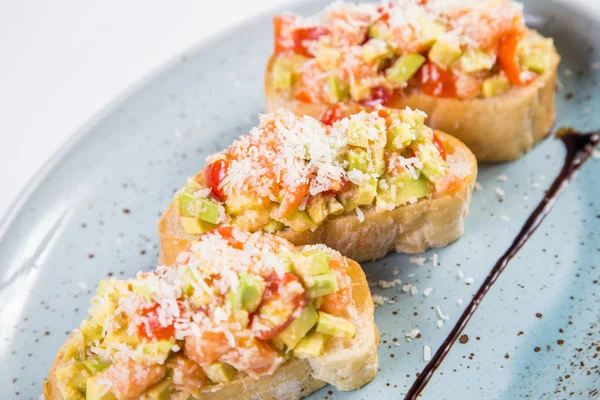 Bruschetta Från Norsk Lax Och Grönsaker Isolerad Vit — Stockfoto